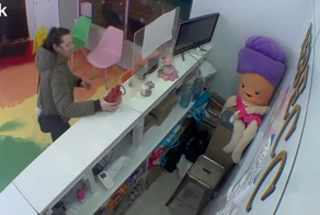 Парочка украла банку с чаевыми из китайской закусочной