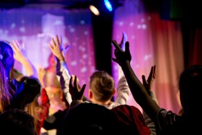 В Пензе школьников, не установивших на смартфон мессенджер MAX, не пустили на новогоднюю дискотеку