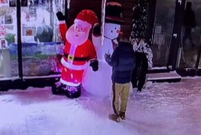 В Ижевске парни украли фигуры Деда Мороза и снеговика