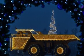 Гигант в огнях:  в Минске зажгли новогодний БЕЛАЗ