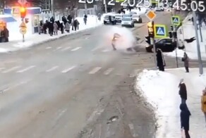 Столкнулись и раскидали пешеходов