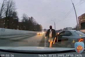 Показал какой он крутой. Полиции это не понравилось