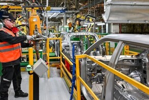 Мантуров пообещал перезапустить все бывшие иностранные автозаводы в России до лета