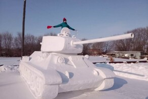 Внук с дедом построили из снега Т-34 в натуральную величину