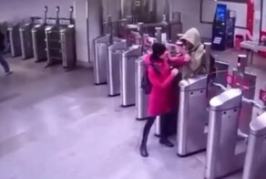 Безбилетник плеснул горячим кофе в лицо девушке