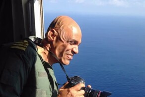 Фотограф высунулся из самолёта во время полёта