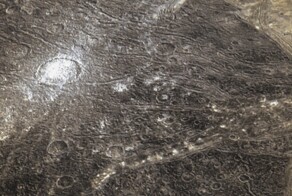 Ганимед: что скрывают белые пятна на снимке "Галилео"?