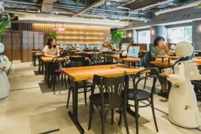 Японское кафе, где роботами-официантами управляют люди, прикованные к постели