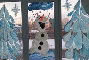 30 примеров новогодних окон и балконов, ставших произведениями искусства