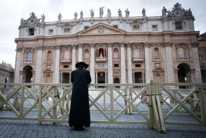 Приготовления к появлению нового папы римского (15 фото)