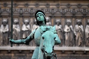 В Париже вандал обезоружил Жанну д'Арк