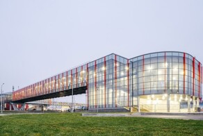 Новый ТЦ? Нет, просто новый надземный пешеходный переход в Москве⁠