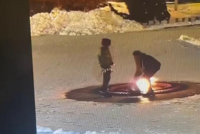 Парень и девушка пытались прикурить сигарету в чаше Вечного огня и похитили корзину с цветами