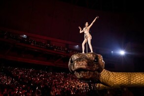 Певица прокатилась на огромной модели змеи на концерте