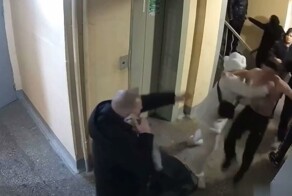 Драка в казанском подъезде попала на видео