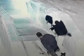 В Белогорске мужчина порезался о вмерзшие осколки стекла на ледяной горке