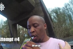 В Великобритании пьяному  мужчине потребовалось восемь попыток, чтобы подуть в алкотестер