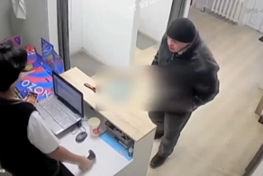 Мужчина напал на несовершеннолетнего сотрудника пункта выдачи заказов