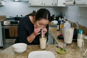 Женщина вдыхает еду через соломинку и чувствует себя "феноменально"