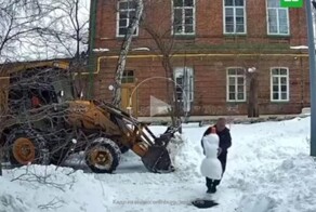 Несколько дней назад житель Оренбурга, занимающийся уборкой дворов от снега, решил пощадить снеговика, вставшего у него на пути