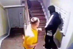 В Новом Уренгое мужчина напал на разносившего листовки подростка