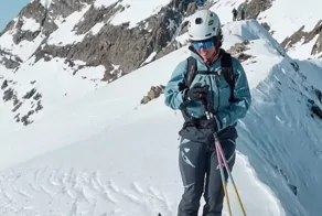 За секунду до катастрофы: лыжницу с собакой чуть не накрыла лавина