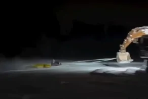 Парень прицепил ватрушку к ковшу экскаватора и устроил экстремальную "карусель"