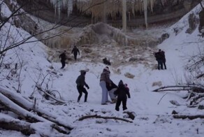 В Эстонии на туристов обрушился "замерзший водопад"