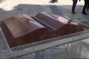 Необычный фонтан-книга в Венгрии