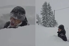 Мужчина забавно продемонстрировал, что намело почти два метра снега