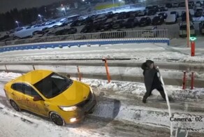 Разъярённый таксист сломал шлагбаум на выезде из ЖК в Химках