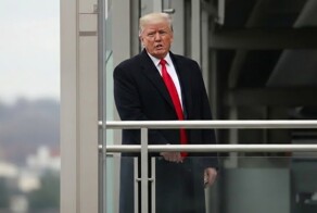 Трамп показал средний палец работнику завода в Детройте