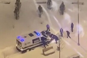 Москвичи вытолкнули из сугроба машину скорой помощи