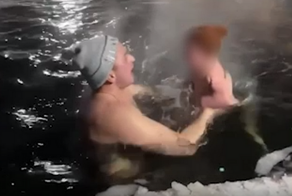 Отец-морж из Сургута искупал в ледяной проруби годовалого ребёнка