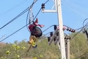 Экстремал потерял контроль над парапланом и зацепился за высоковольтный столб