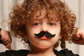 Школьники обходят проверку возраста в Roblox с помощью нарисованных усов и бороды