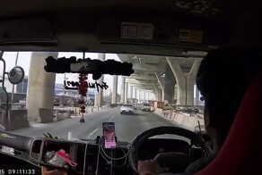 В Таиланде автомагистраль обрушилась на машины