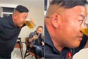 Мужчина выпил пиво через нос