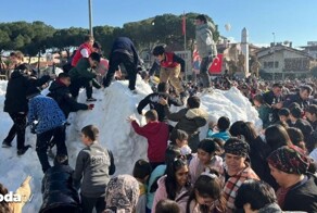 Турецким детям, которые 14 лет не видели снега, выгрузили его из самосвалов