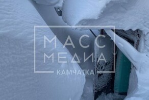 Белое безмолвие-2026: на Камчатке сугробы достигли уровня крыш, а выход из окна стал нормой