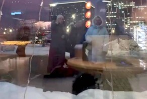 Москвич оставил двухлетнего сына спать на улице, а сам пошёл в кафе