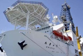 Япония решила добыть из-под воды то, что Китай не дает на суше