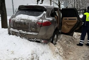 Водитель Porsche протаранил машину ДПС и пытался скрыться от полиции