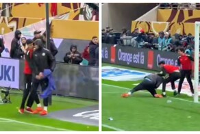 Попытки болбоев забрать полотенце у вратаря сборной Сенегала