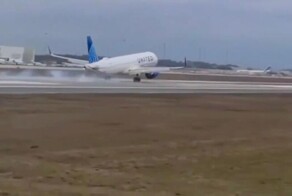 В США у самолета отлетело колесо во время посадки