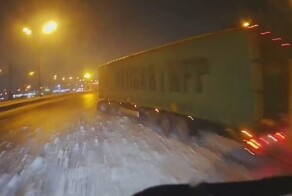 Дорожники забыли кучу снега на МКАДе