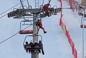 Туристы несколько часов провисели на застрявшем подъемнике