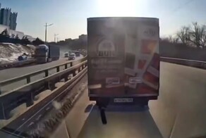 Грузовик не пропустил машину скорой помощи, из-за чего пациентка получила травмы