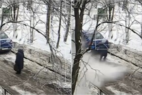 В Выборгском районе огромная льдина едва не упала на бабулю