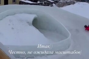 Житель новосибирского села построил огромную ледяную горку для детей